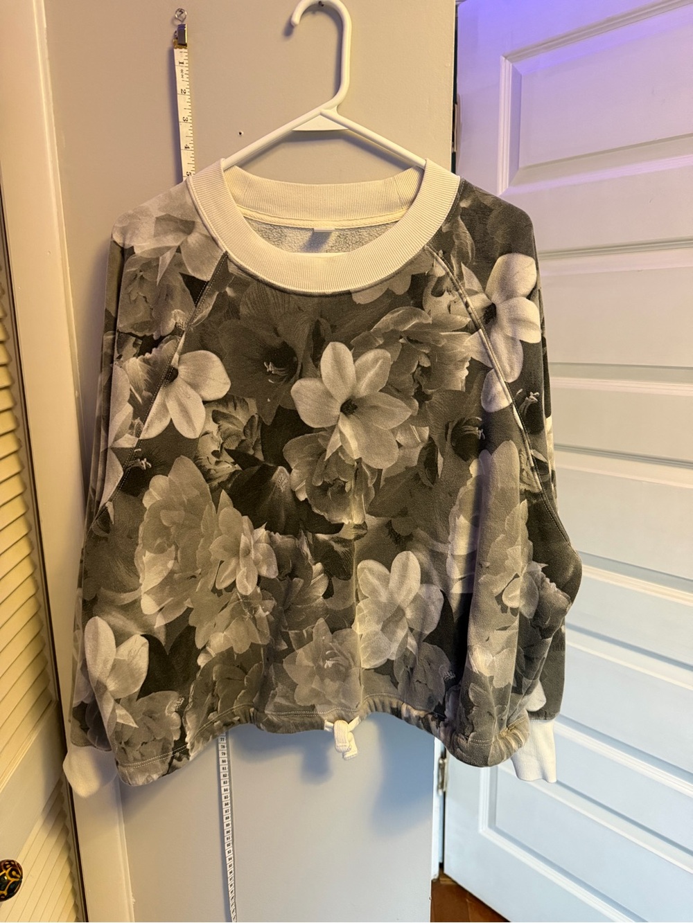 Old Navy Black and White Floral Crewneck Sweatshirt